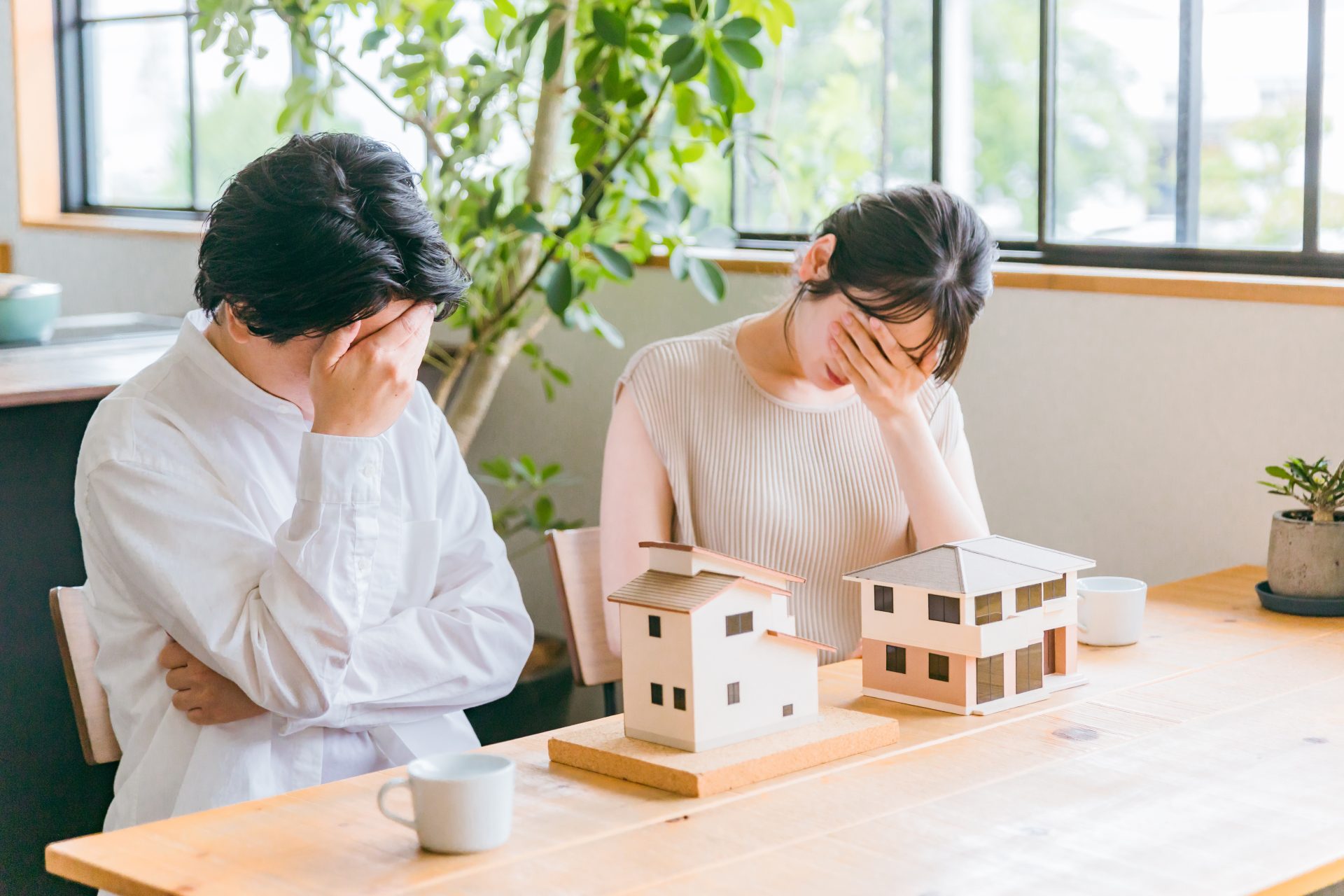 家づくりに悩む家族のイメージ